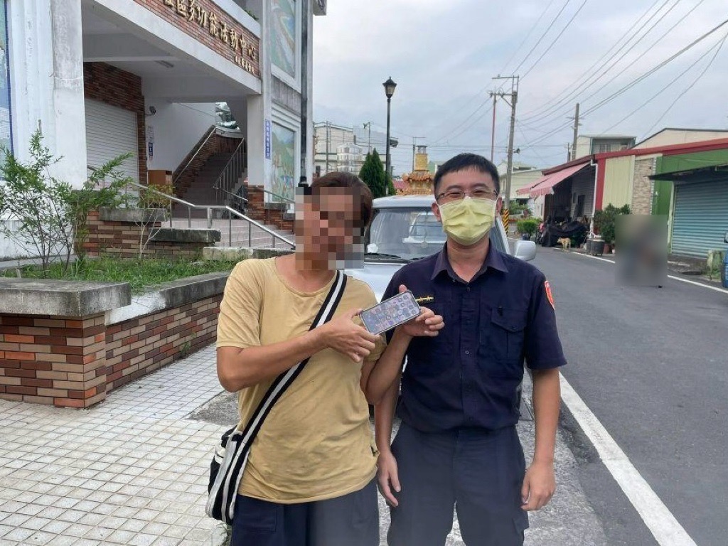 警協助找回手機，民眾感謝合影